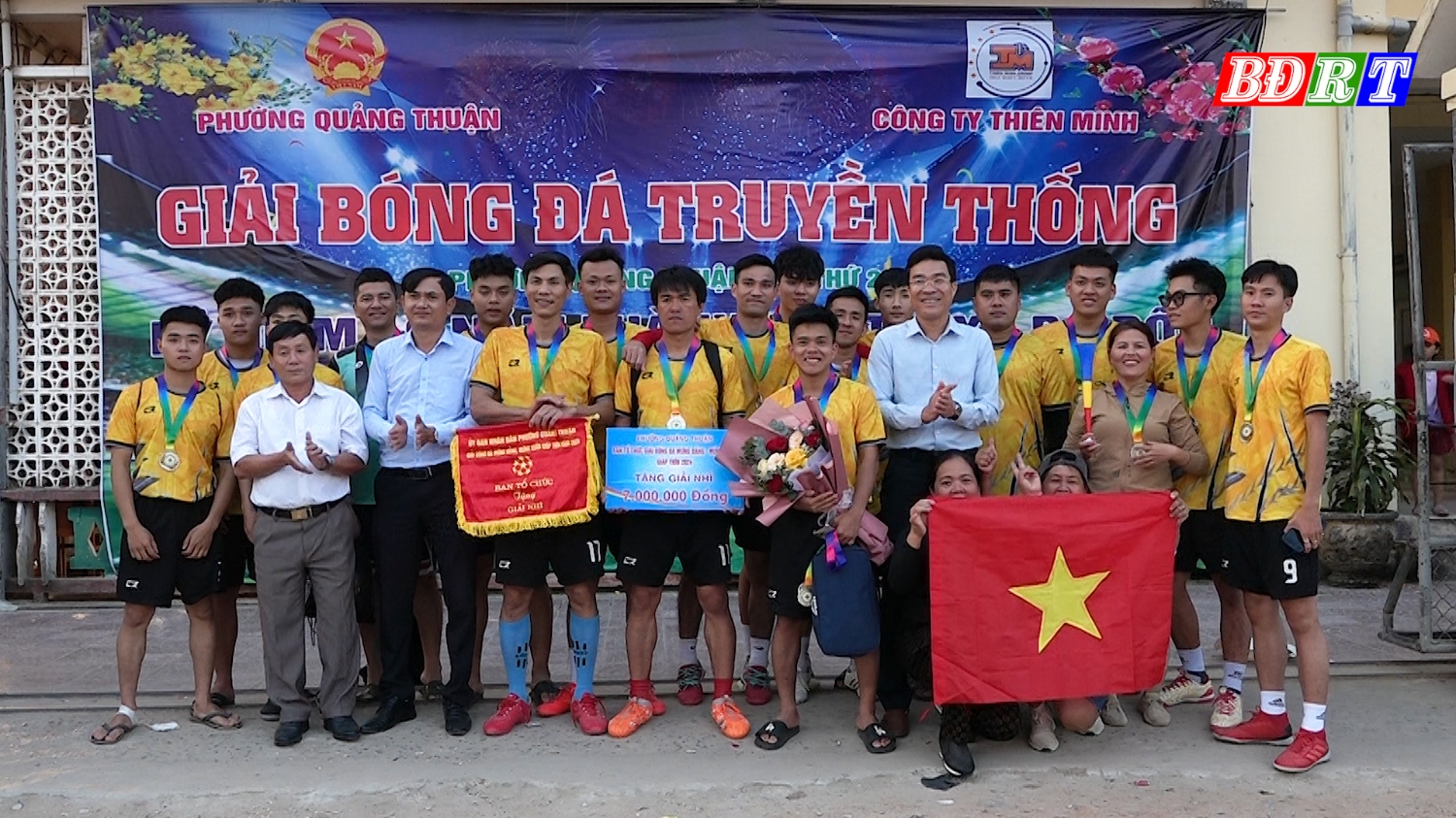 BTC trao giải Nhì cho đội bóng TDP Đình Chùa