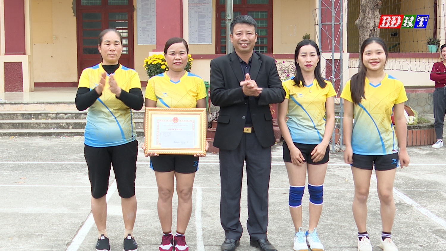 BTC trao giải Nhì cho đội bóng thôn Vinh Quang