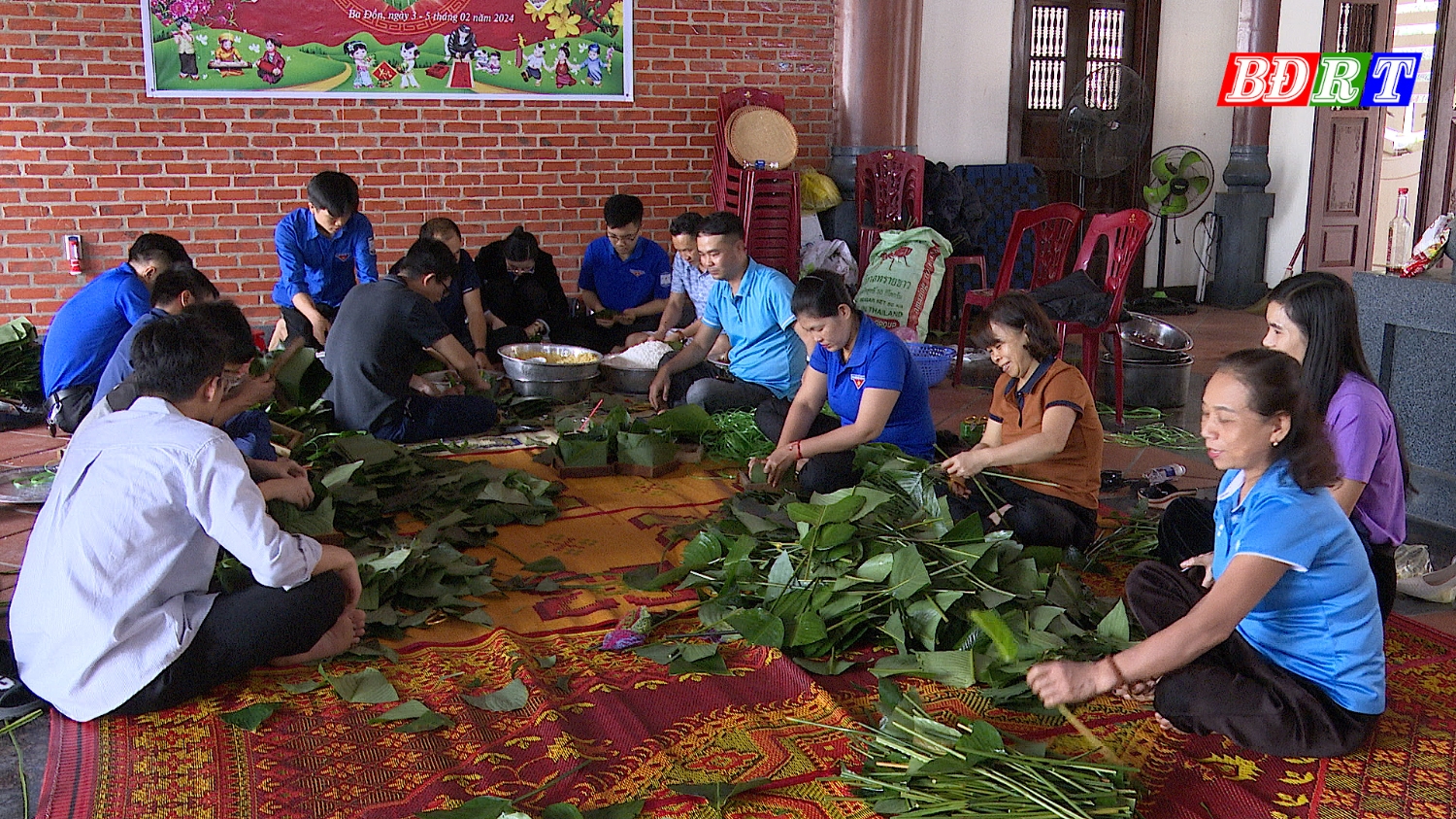 Chương trình “Bánh chưng xanh vì người nghèo” ở phường Ba Đồn thu hút nhiều người đến tham gia