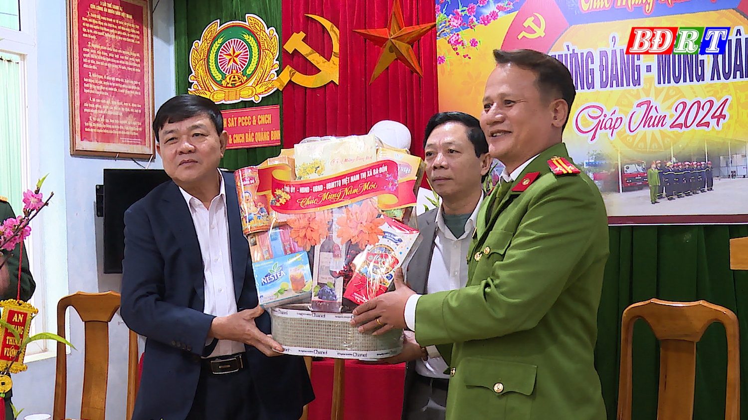 Đồng chí Đoàn Minh Thọ Phó Bí thư Thị ủy, Chủ tịch UBND thị xã làm thăm và chúc tết Đội Cảnh sát PCCC và CHCN Bắc Quảng Bình