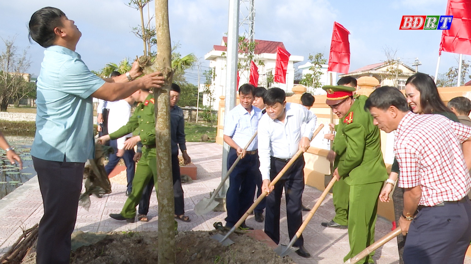 Đồng chí Đoàn Minh Thọ, PBT Thị ủy - Chủ tịch UBND thị xã tham gia trồng cây tại xã Quảng Hòa
