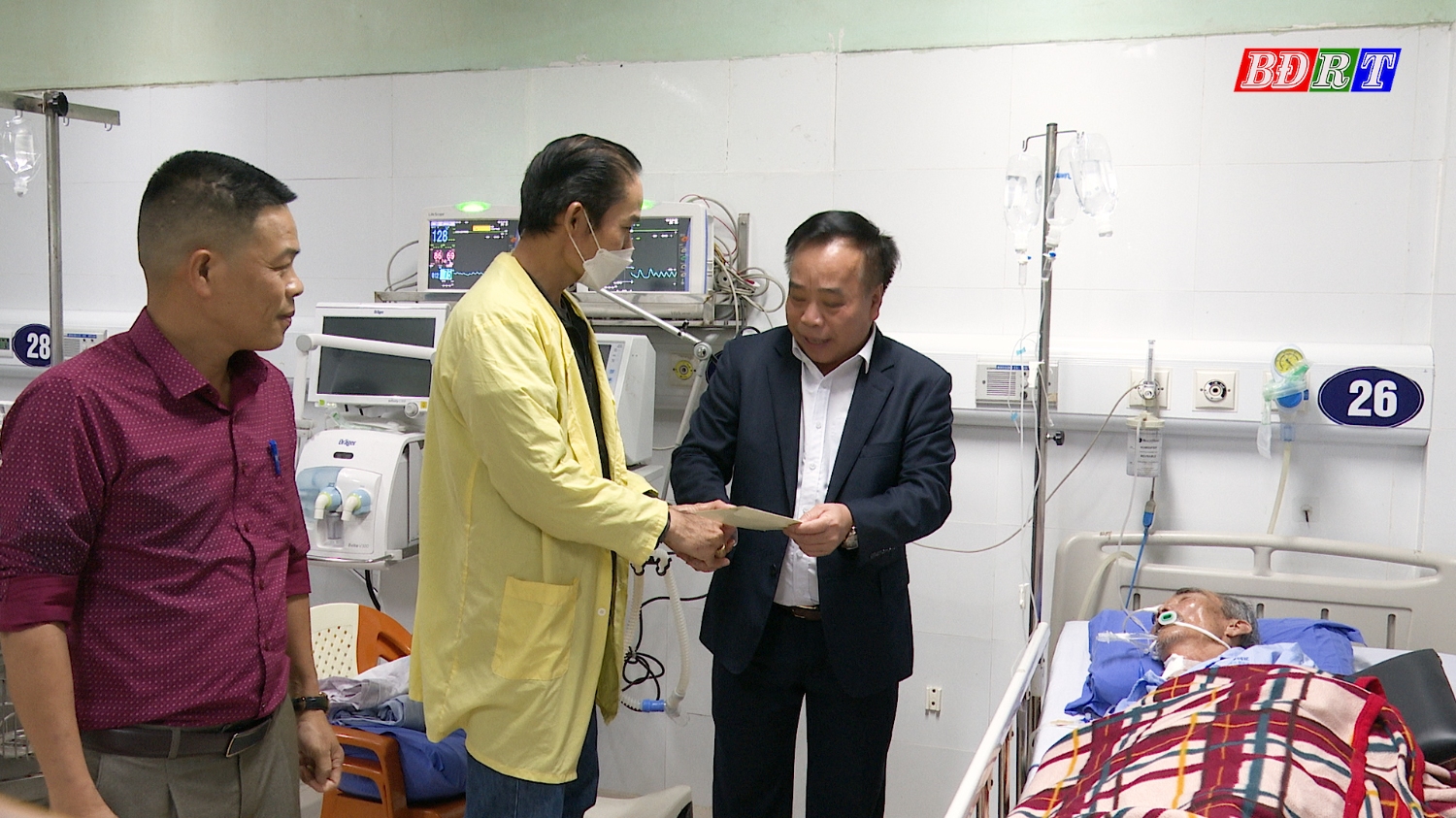 Đồng chí Mai Tất Thắng, Phó Chủ tịch HĐND thị xã thăm, tặng quà các bệnh nhân đang điều trị tại Bệnh viện đêm giao thừa
