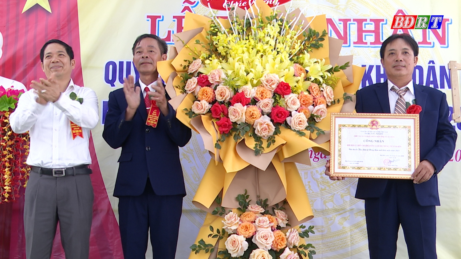 đồng chí Nguyễn Văn Ninh Phó Chủ tịch UBND thị xã đã trao quyết định của Chủ tịch UBND thị xã Ba Đồn công nhận thôn Thượng Thôn đạt chuẩn thôn NTM kiểu mẫu năm 2023