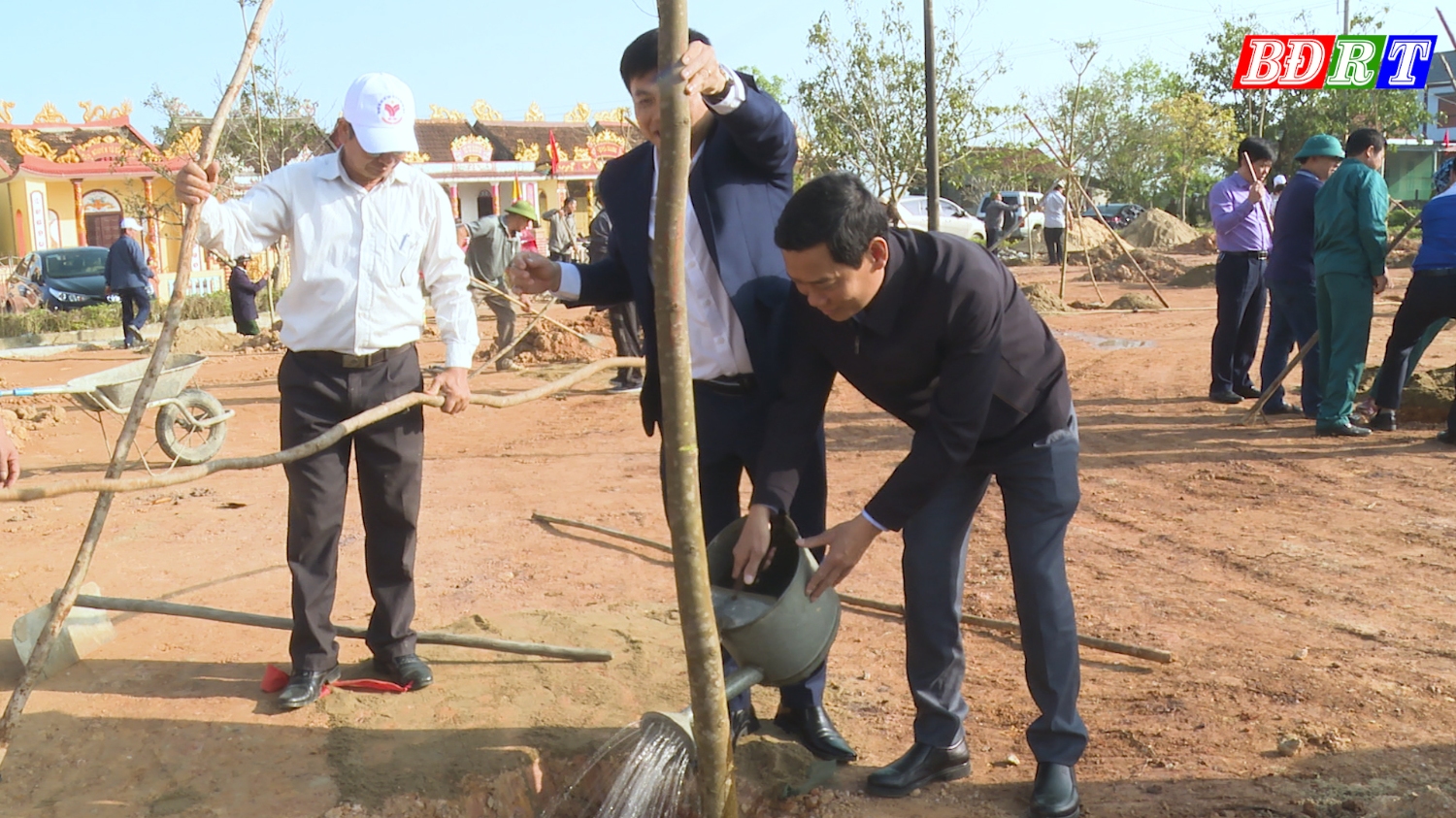 Đồng chí Nguyễn Văn Tình ThUV Phó Chủ tịch UBND thị xã tham gia Tết trồng cây xuân Giáp Thìn năm 2024