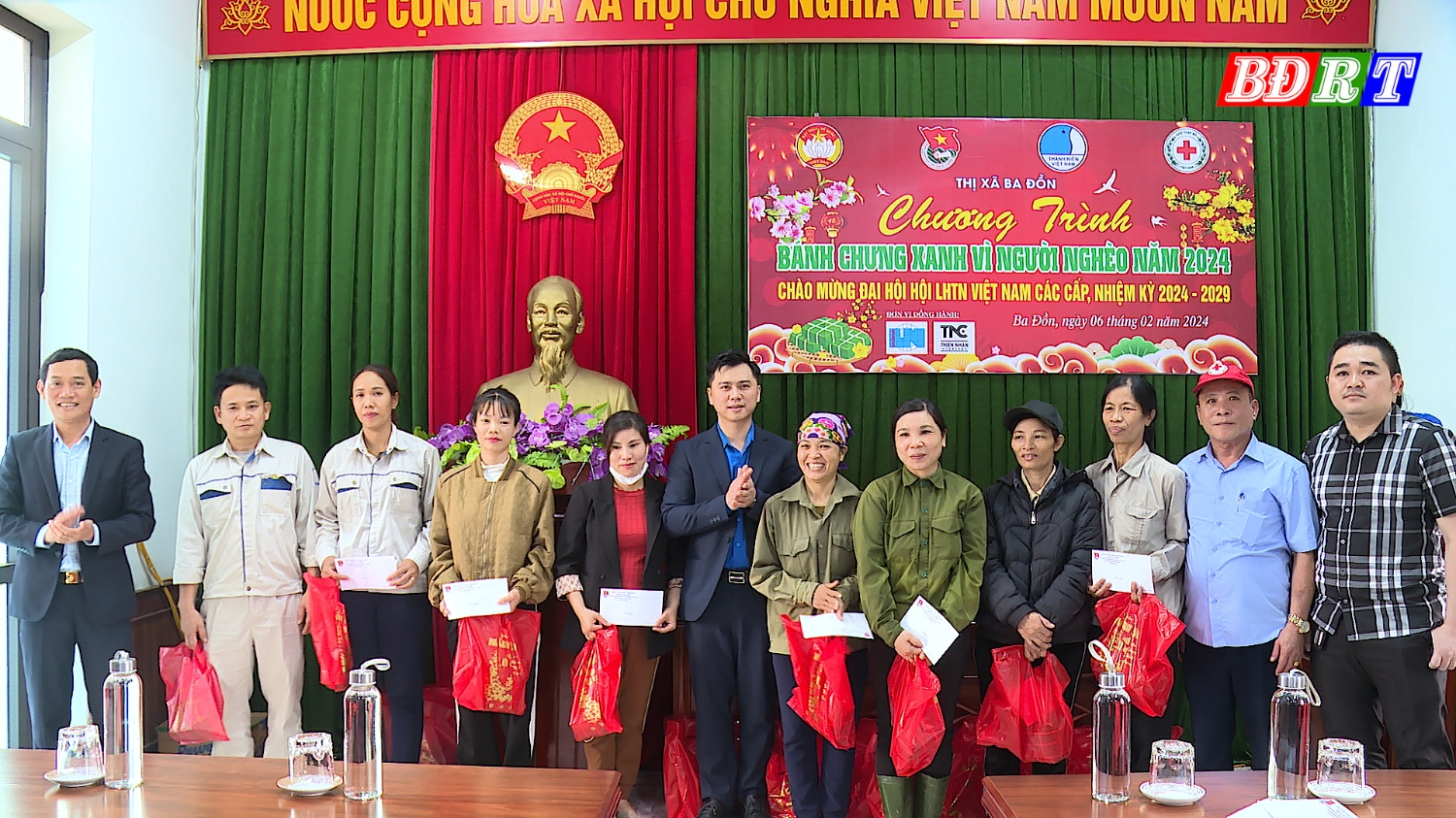 Đồng chí Nguyễn Văn Tình - Phó Chủ tịch UBND thị xã và các mạnh thường quân trao quà cho các cô chú nhân viên vệ sinh môi trường thuộc Ban Quản lý dự án các công trình công cộng thị xã