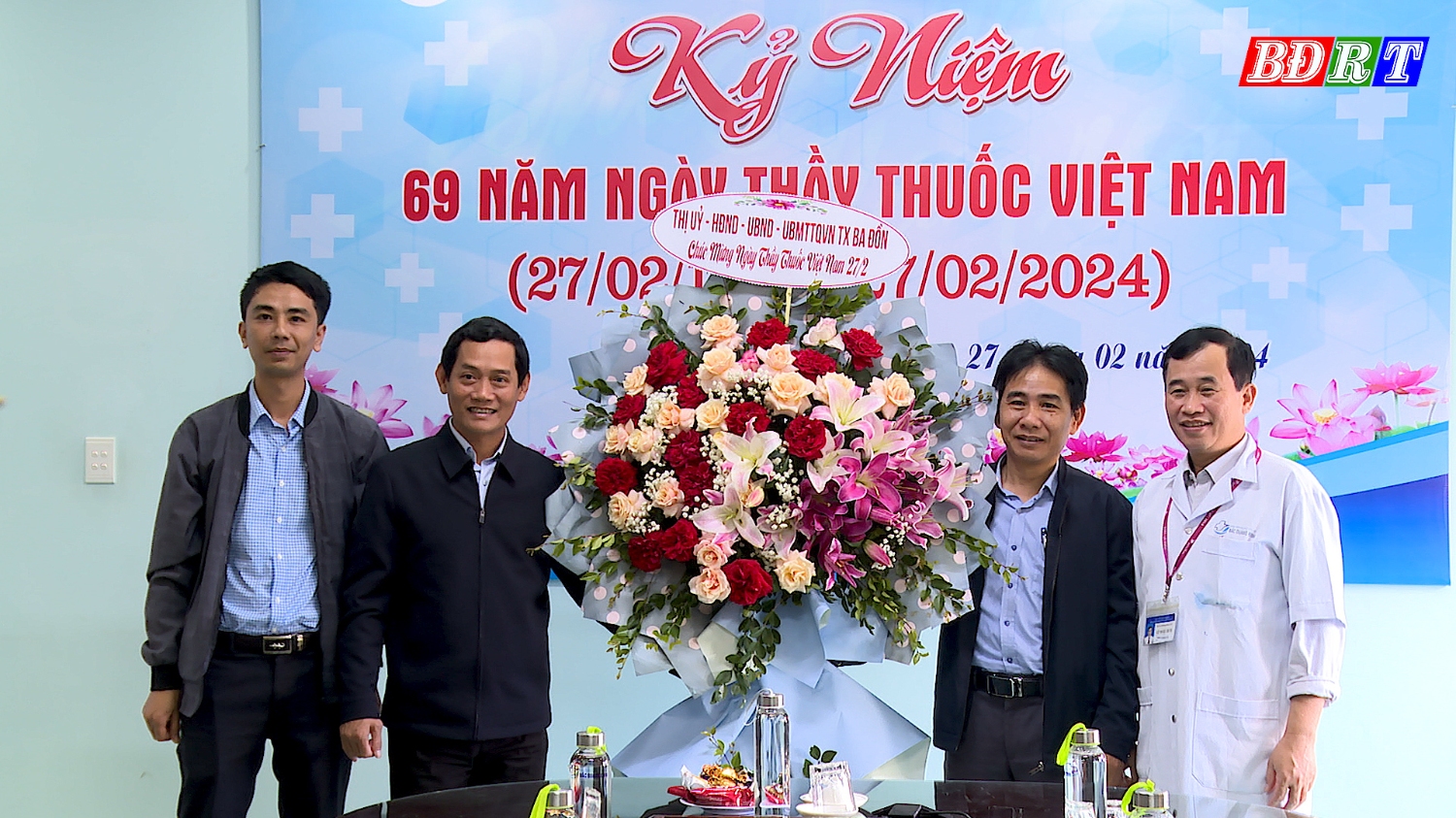 Đồng chí Nguyễn Văn Tình Phó Chủ tịch UBND thị xã đã đến thăm, chúc mừng tập thể cán bộ, nhân viên, y, bác sĩ Bệnh viện Đa khoa Khu vực Bắc Quảng Bình