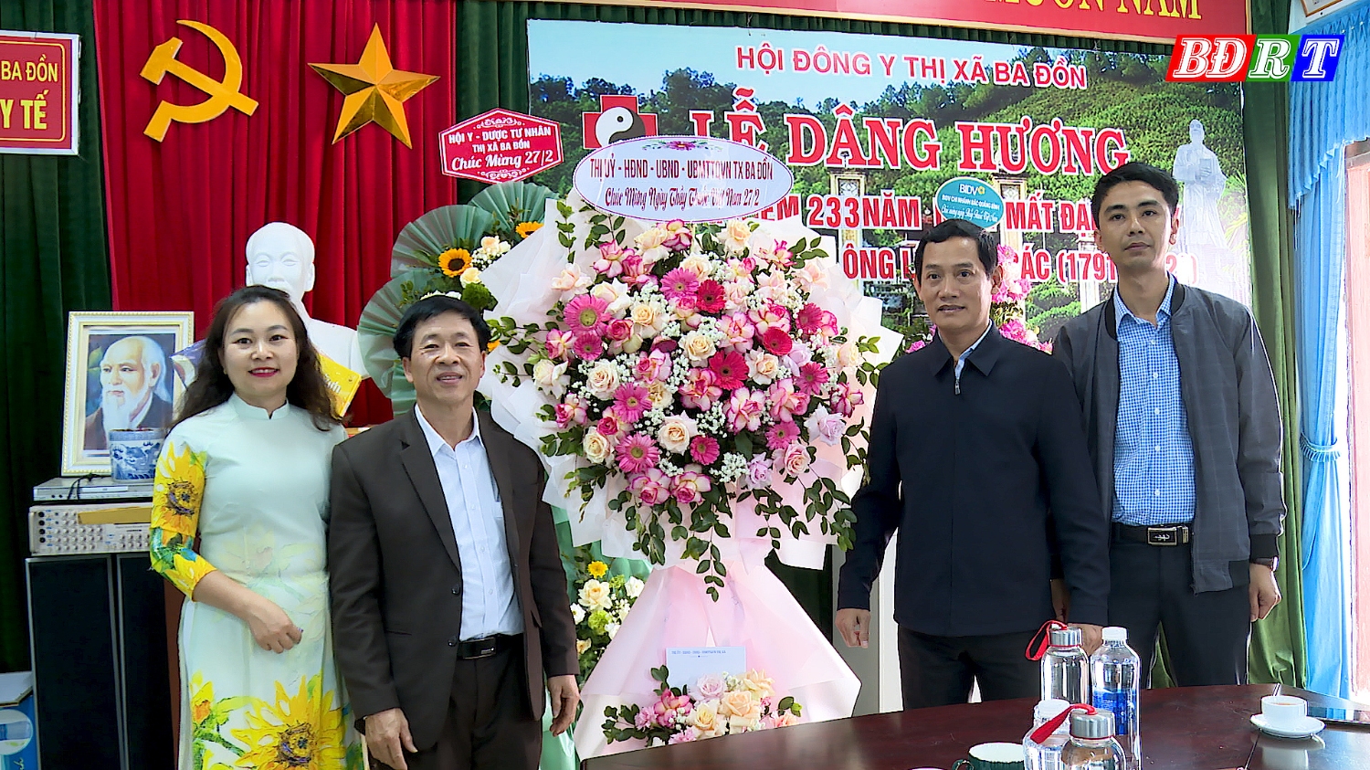 Đồng chí Nguyễn Văn Tình, Phó Chủ tịch UBND thị xã đã đến thăm, chúc mừng tập thể cán bộ, nhân viên, y, bác sĩ Phòng Y tế thị xã