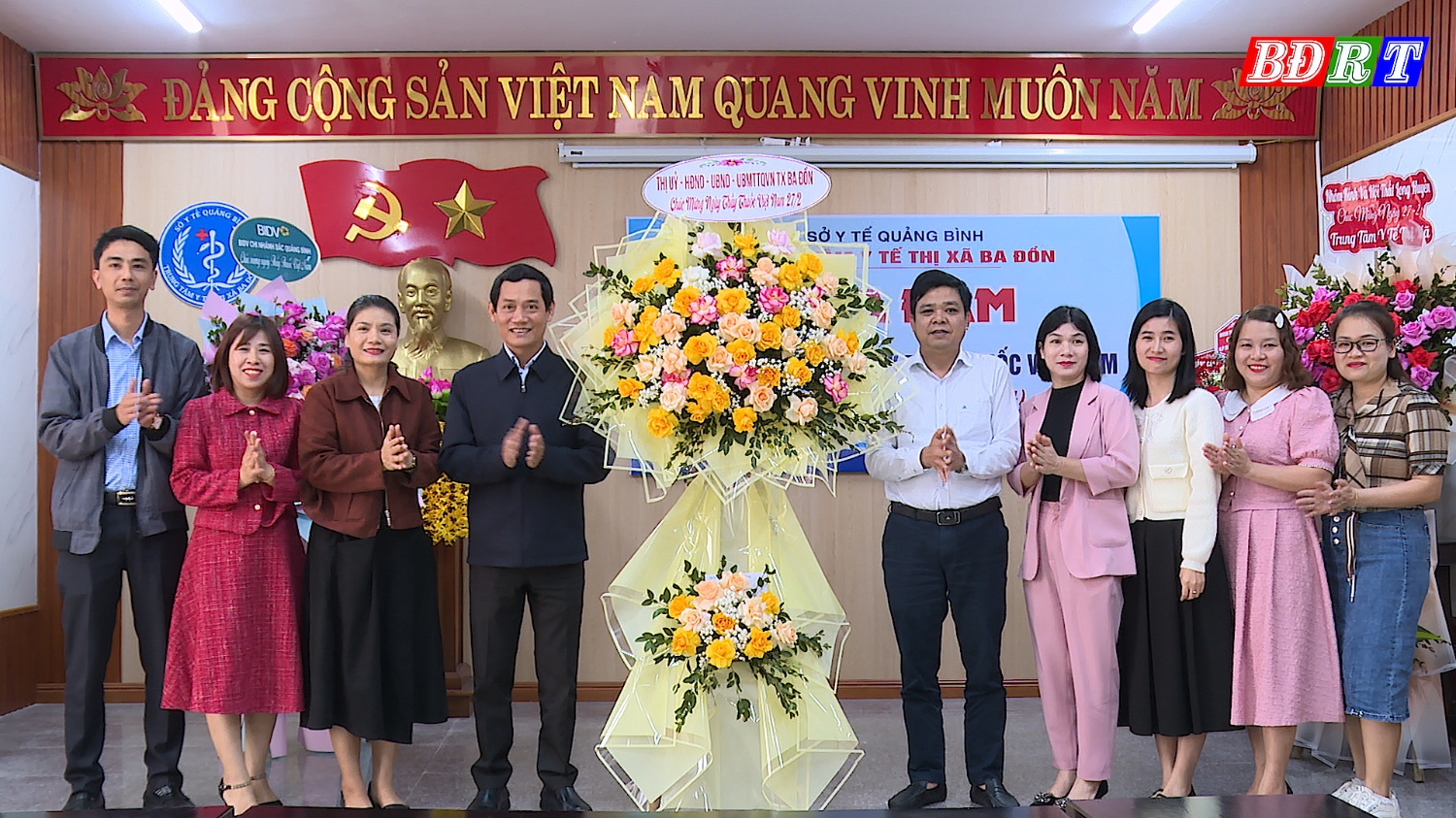 đồng chí Nguyễn Văn Tình Phó Chủ tịch UBND thị xã đã đến thăm, chúc mừng tập thể cán bộ, nhân viên, y, bác sĩ Trung tâm Y tế thị xã Ba Đồn