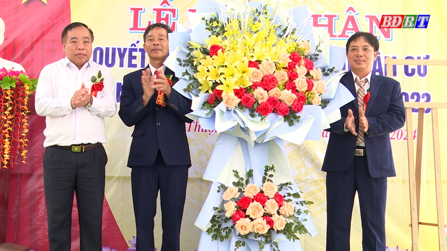Đồng chí Phó Chủ tịch HĐND thị xã tặng hoa cho thôn tại buổi lễ