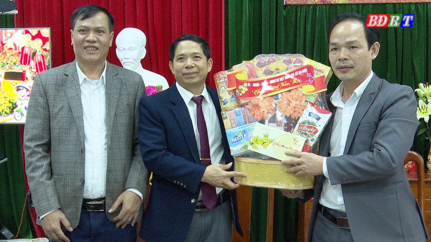 Đồng chí Phó Chủ tịch UBND thị xã chúc tết tại Chi nhánh Điện lực Quảng Trạch