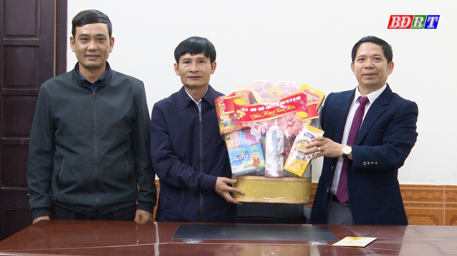 Đồng chí Phó Chủ tịch UBND thị xã tặng quà tết tại Ban quản lý các Công trình công cộng