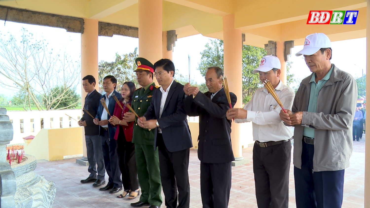 Đồng chí Nguyễn Văn Tình ThUV Phó Chủ tịch UBND thị xã tham gia Tết trồng cây xuân Giáp Thìn năm 2024