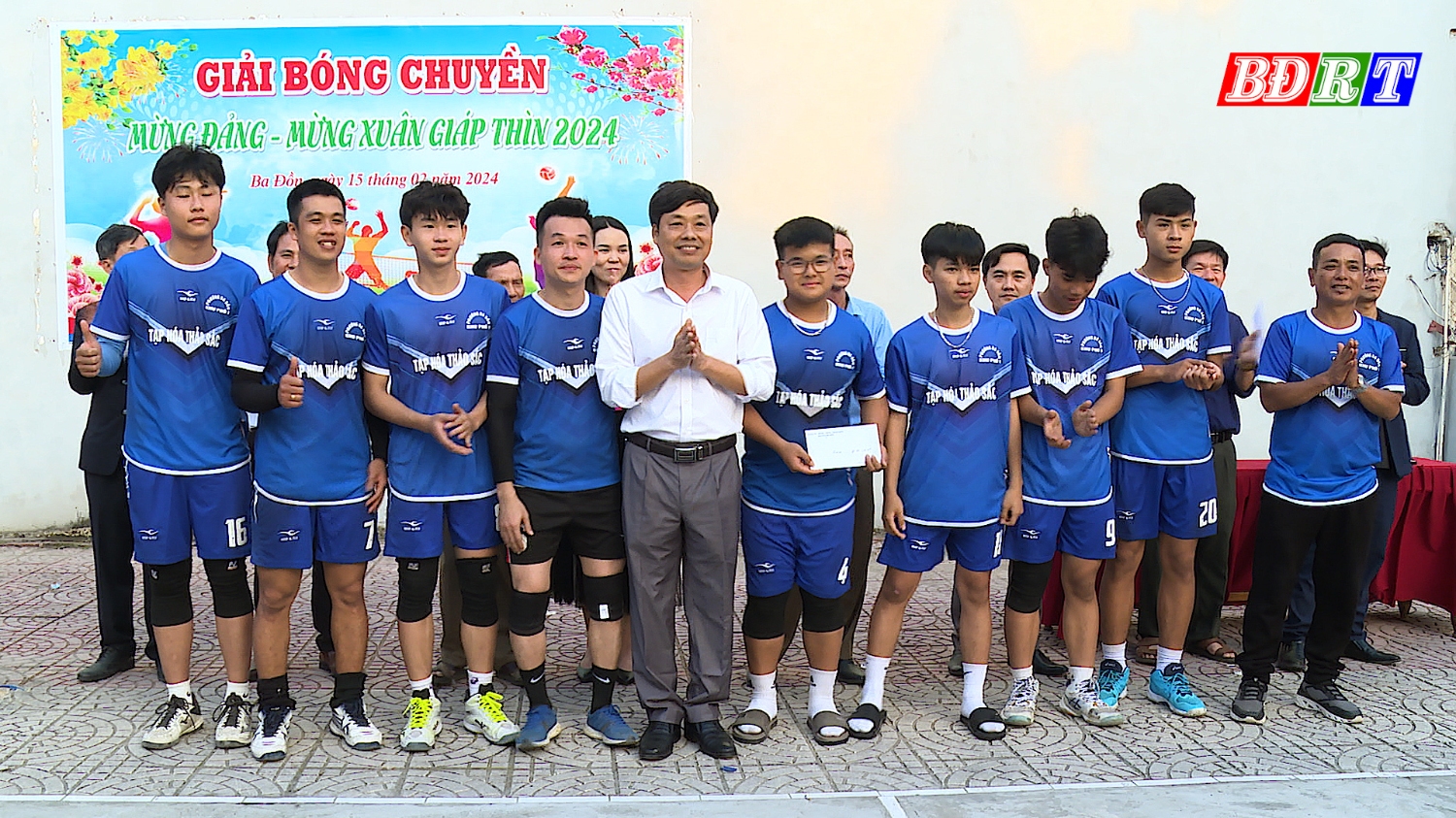 Kết thúc giải Ban tổ chức trao giải nhất cho đội bóng khu phố 1, phường Ba Đồn
