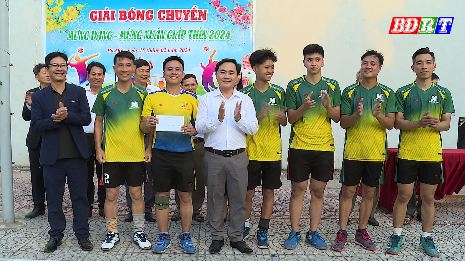 Kết thúc giải Ban tổ chức trao giải nhì cho đội bóng khu phố 6, phường Ba Đồn