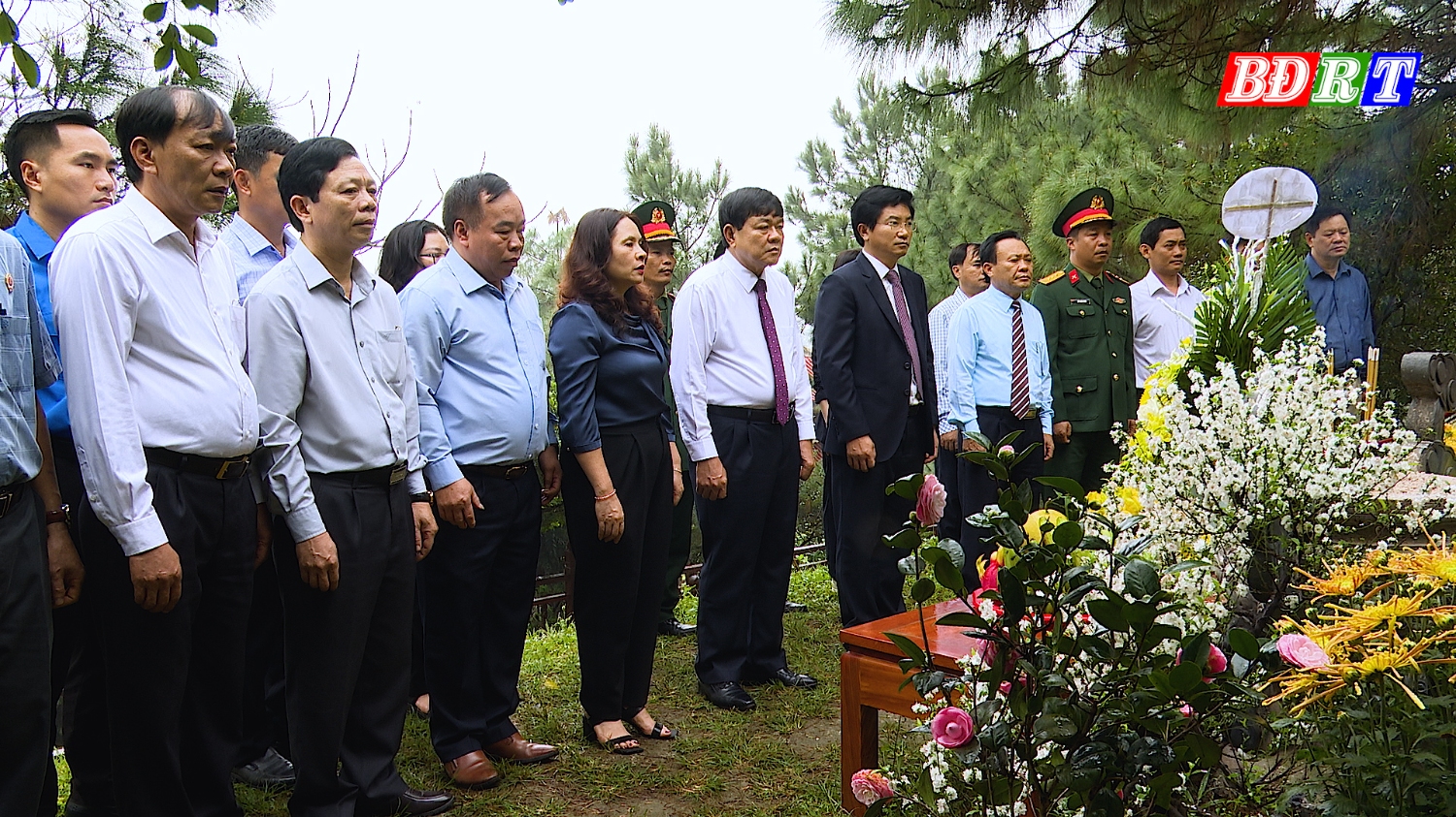 Lãnh đạo thị xã Ba Đồn dâng hương tại mộ Đại tướng Võ Nguyên Giáp