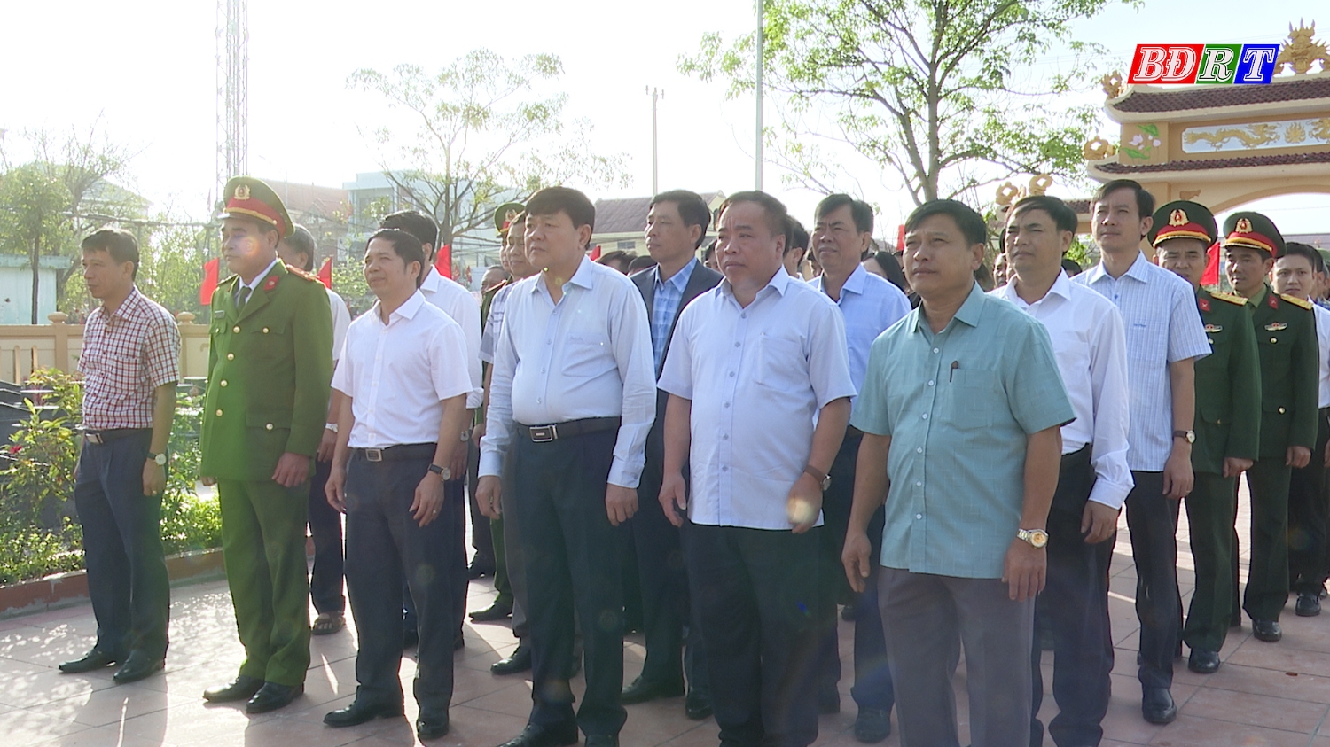 Lãnh đạo thị xã dâng hương tưởng nhớ các anh hùng liệt sỹ tại Nghĩa trang Liệt sỹ xã Quảng Hòa