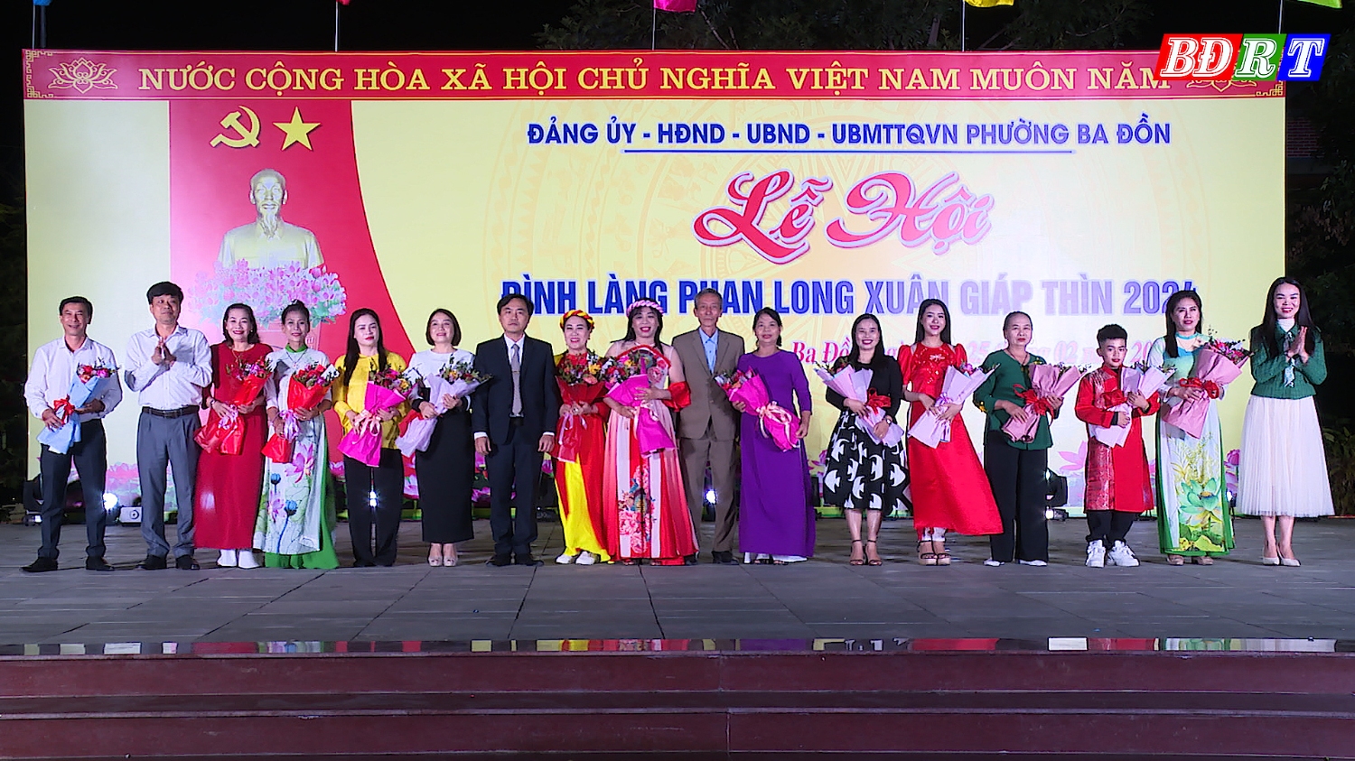 Lãnh đạo UBND phường Ba Đồn tặng hoa cho 13 đội tham gia đêm diễn văn nghệ