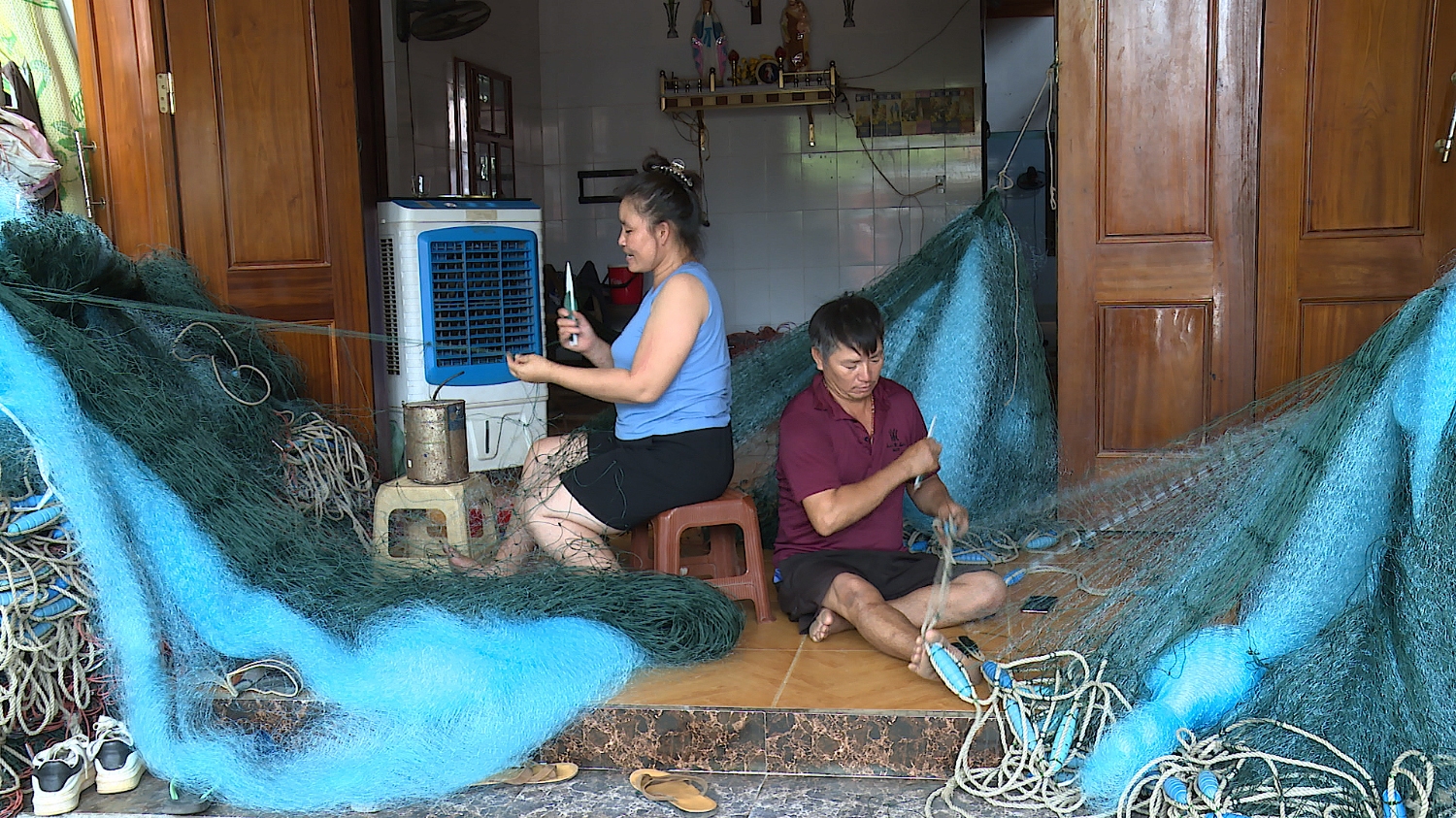 Nhiều hộ dân làm nghề đan lưới để kiếm thêm thu nhập