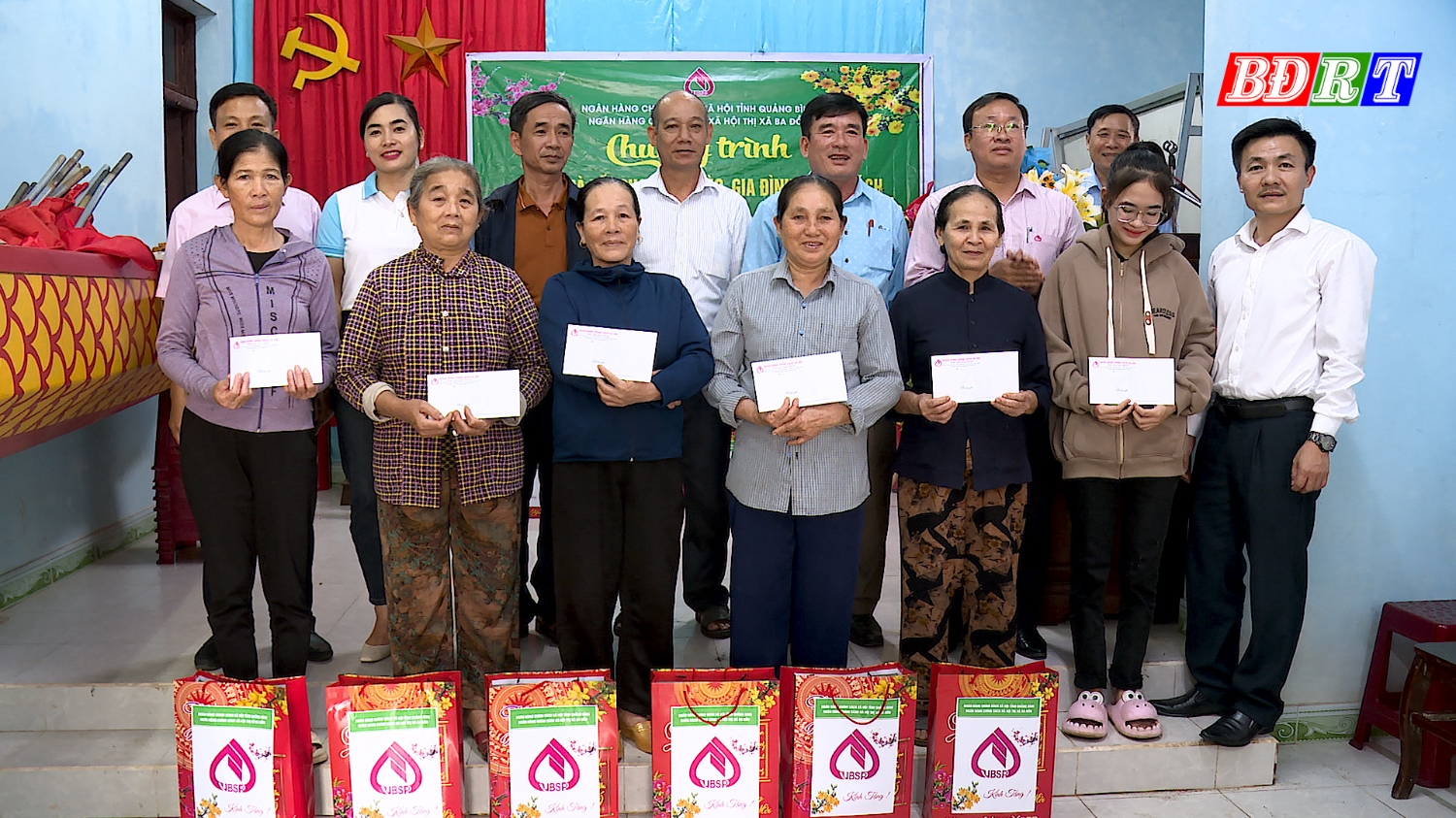 Phòng giao dịch Ngân hàng Chính sách xã hội thị xã Ba Đồn đã trao tặng 20 suất quà tết cho hộ nghèo có hoàn cảnh khó khăn tại thôn Văn Phú, xã Quảng Văn