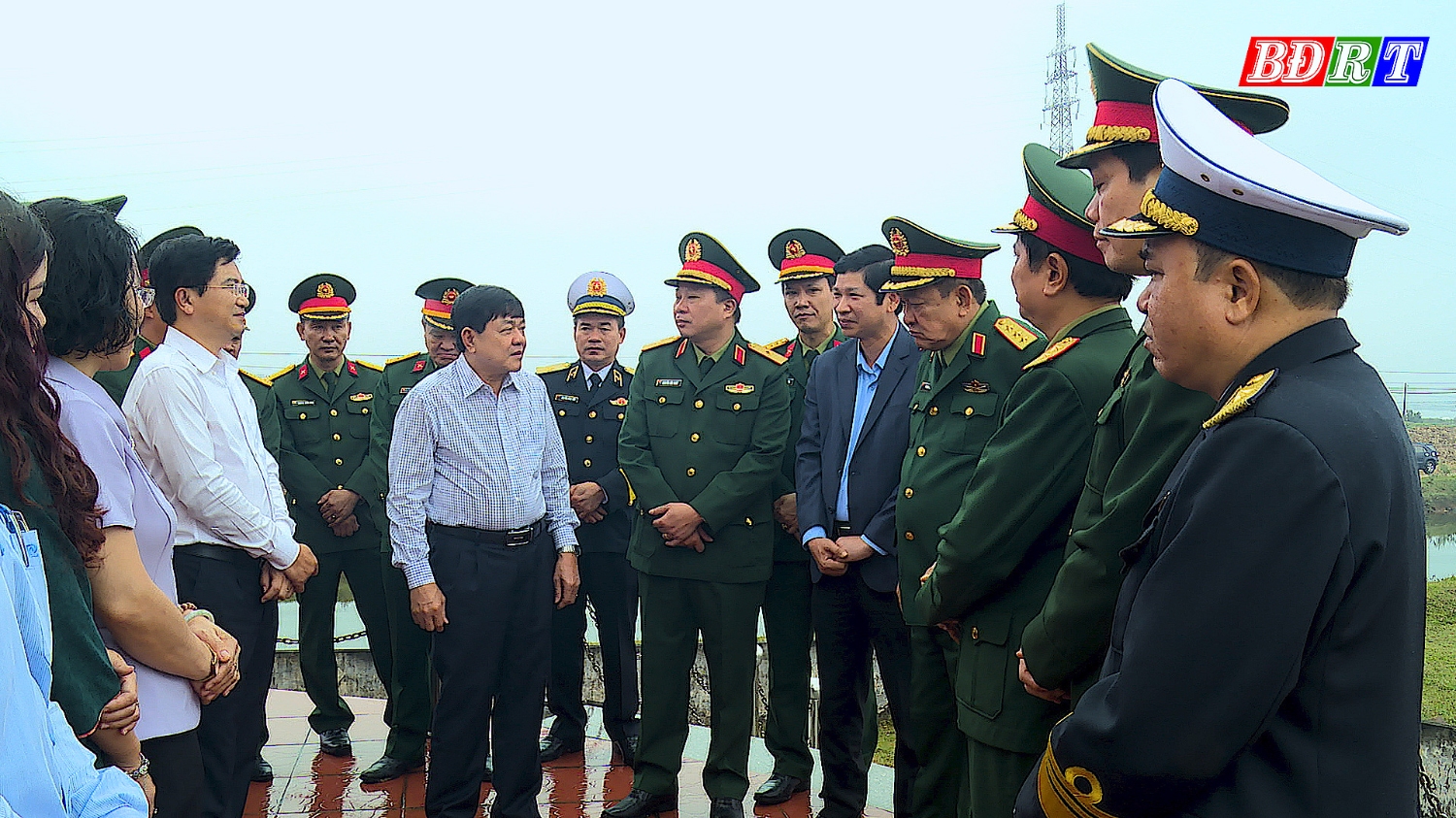 Thượng tướng Võ Minh Lương, Thứ trưởng Bộ Quốc phòng và các đại biểu khảo sát thực tế tại Đài tưởng niệm Chiến thắng Sông Gianh