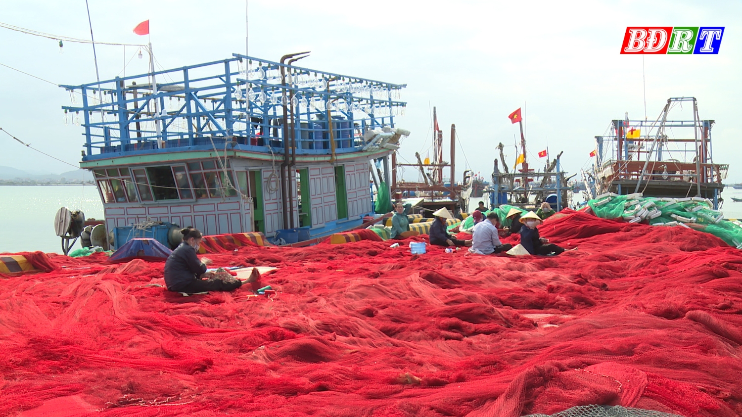 Toàn thị xã có hàng trăm hộ làm nghề đan lưới
