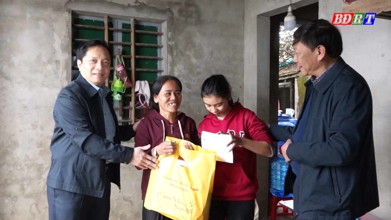 Ủy ban Mặt trận TQVN tỉnh tặng quà cho hộ nghèo trên địa bàn thị xã Ba Đồn