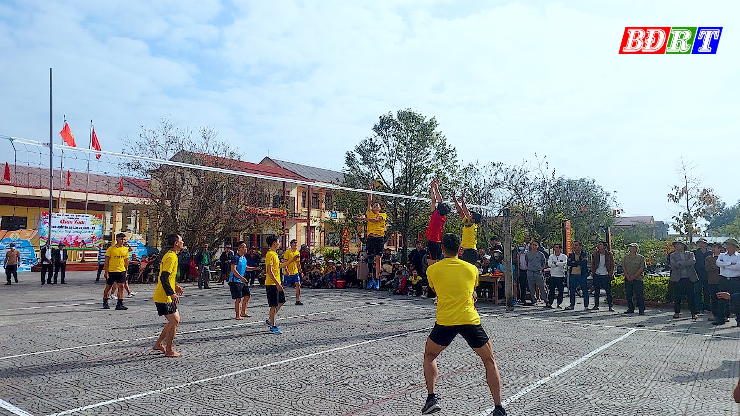 Xã Quảng Trung tổ chức thi đầu bóng chuyền nam