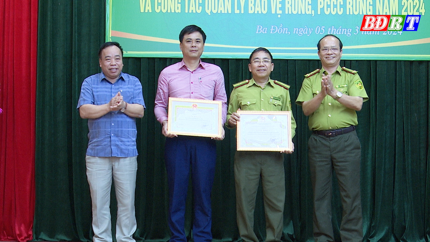 Các tập thể có thành tích trong công tác quản lý, bảo vệ rừng, PCCC rừng khen thưởng tại hội nghị
