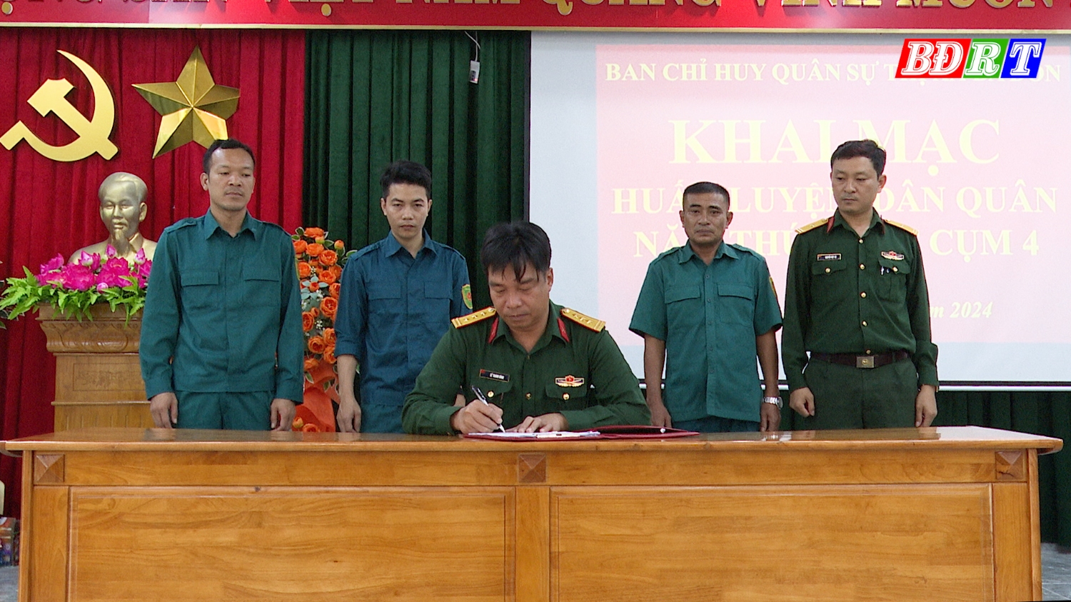 Chỉ huy trưởng Ban Chỉ huy quân sự phường Quảng Long, Quảng Phong và Ba Đồn đã ký kết giao ước thi đua hoàn thành nhiệm vụ huấn luyện Dân quân tự vệ năm thứ nhất năm 2024