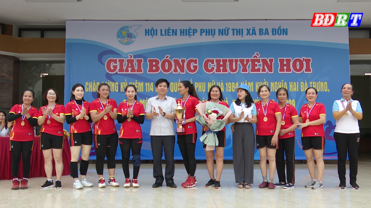 đội bóng chuyền hơi nữ xã Quảng Hòa xuất sắc giành được giải Nhất
