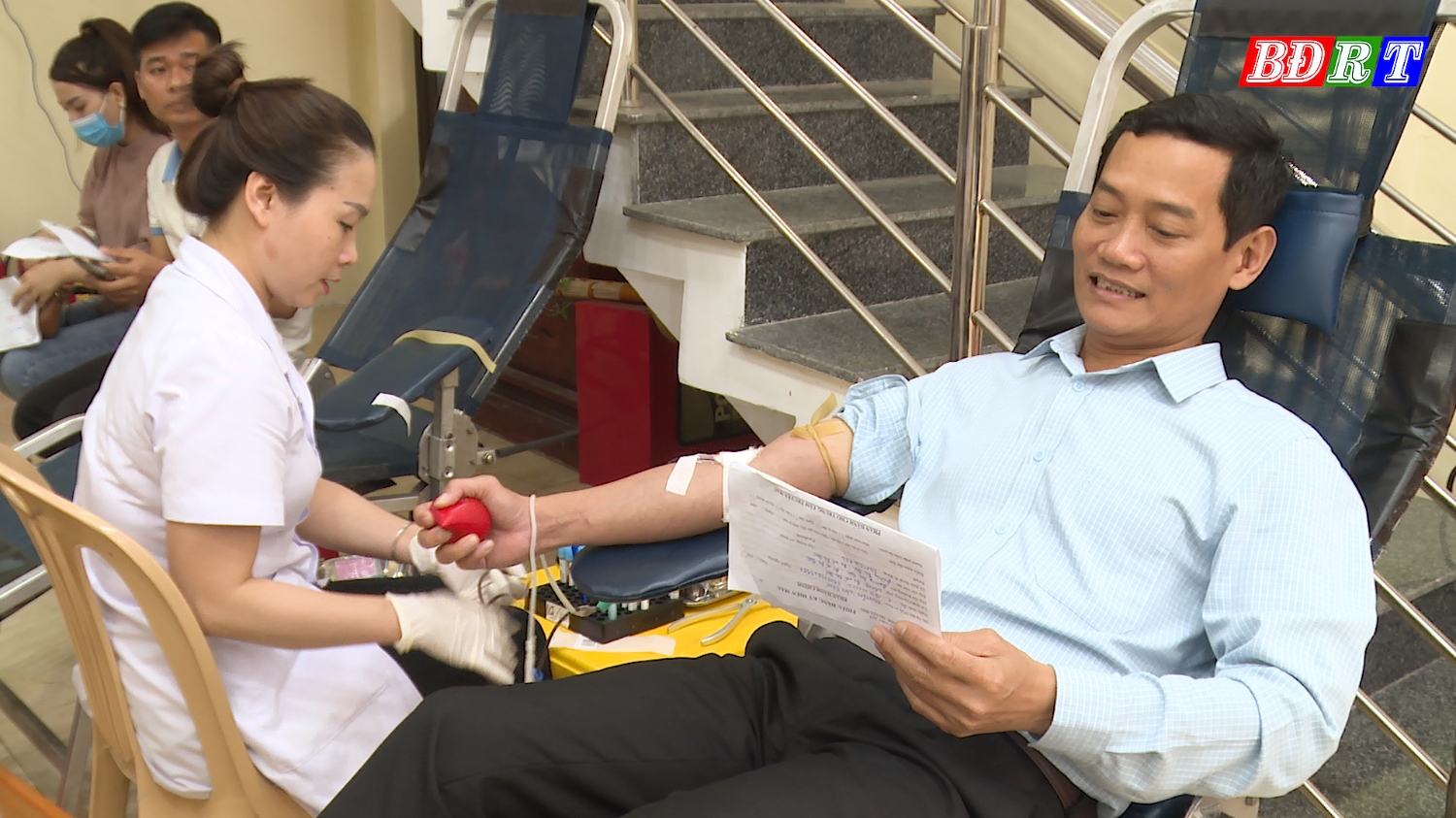 Đồng chí Nguyễn Văn Tình, Phó Chủ tịch UBND thị xã tham gia hiến máu