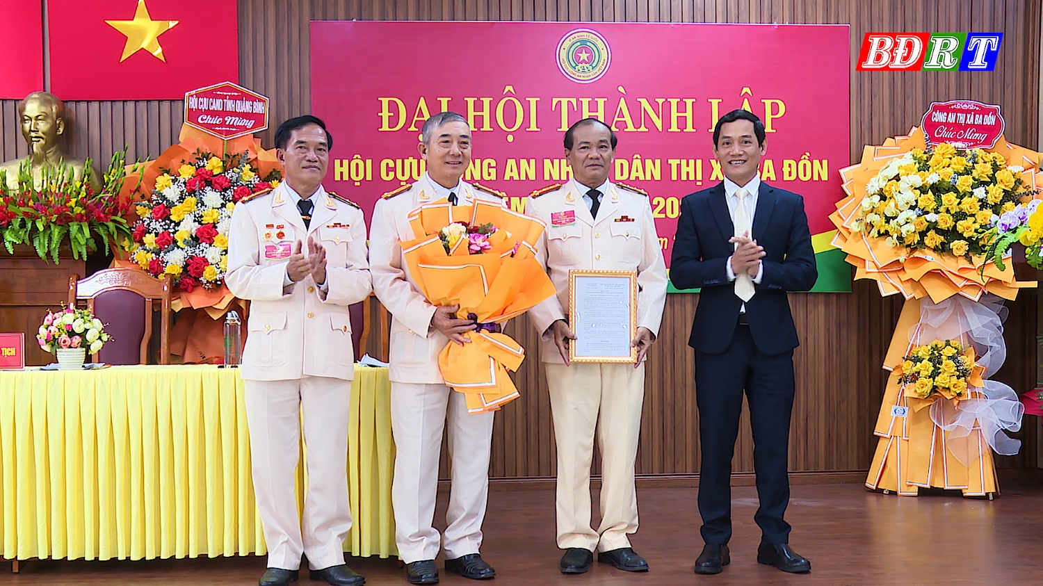Đồng chí Nguyễn Văn Tình ThUV Phó Chủ tịch UBND thị xã Ba Đồn trao quyết định thành lập Hội cựu CAND thị xã Ba Đồn
