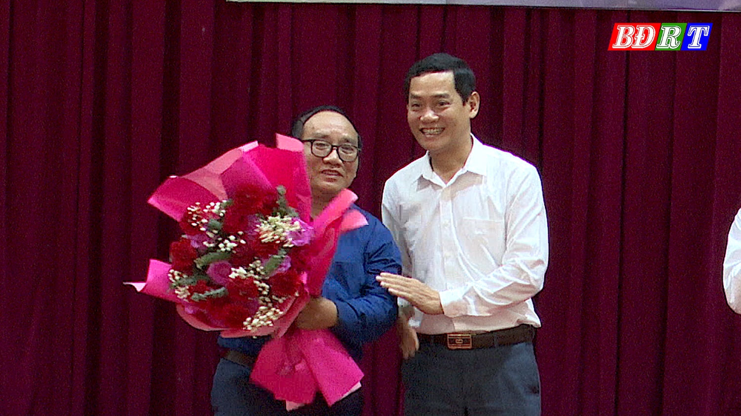 Đồng chí Nguyễn Văn Tình ThUV Phó Chủ tịch UBND thị xã tặng hoa Nhà thơ Trần Đăng Khoa