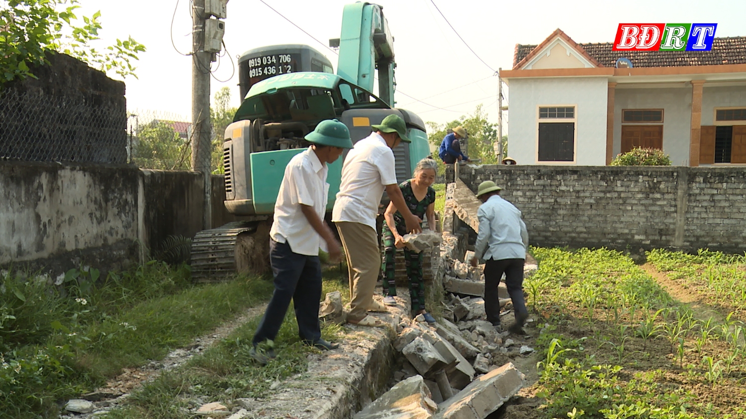 Người dân xã Quảng Thủy tự nguyện hiến đất xây dựng NTM