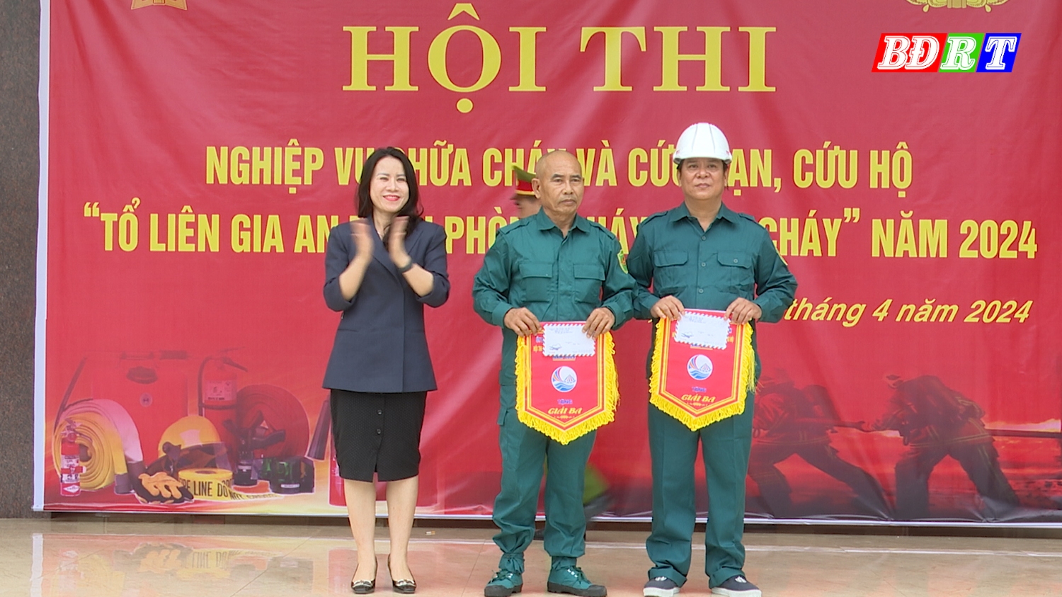 Ban tổ chức trao giải ba cho hai đội xã Quảng Lộc và phường Quảng Thọ
