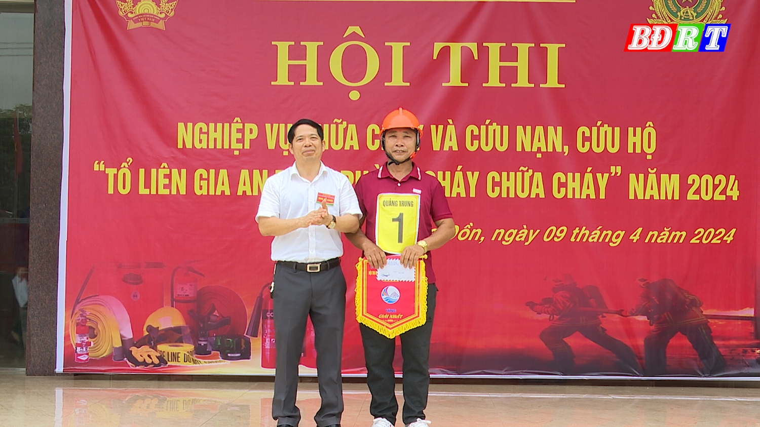Ban tổ chức trao giải nhất cho đội xã Quảng Trung