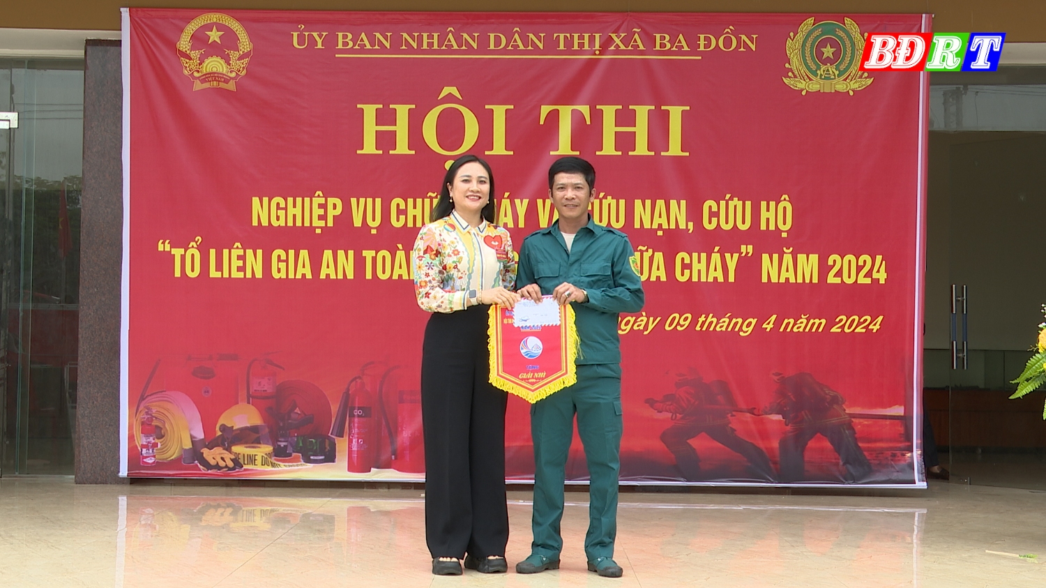 Ban tổ chức trao giải nhì cho đội phường Ba Đồn