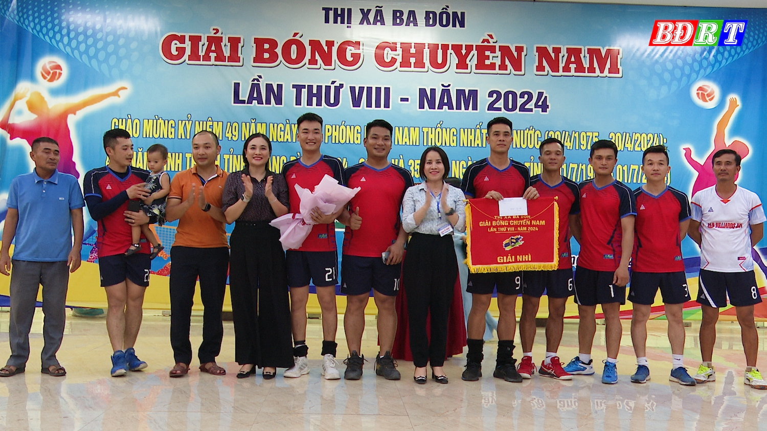 BTC trao giải nhì cho đội bóng phường Ba Đồn