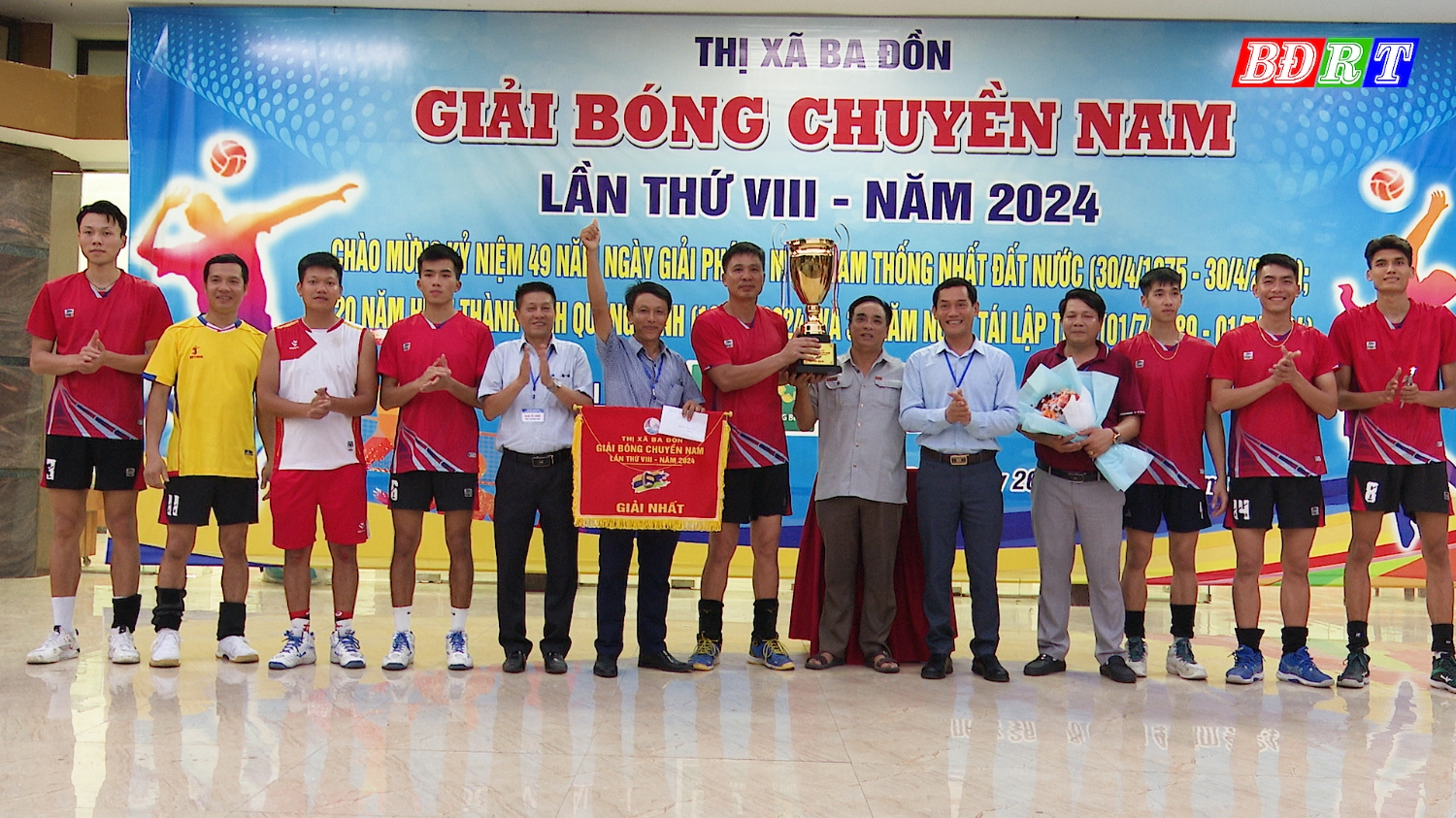 BTC trao giải nhất cho đội bóng phường Quảng Phúc