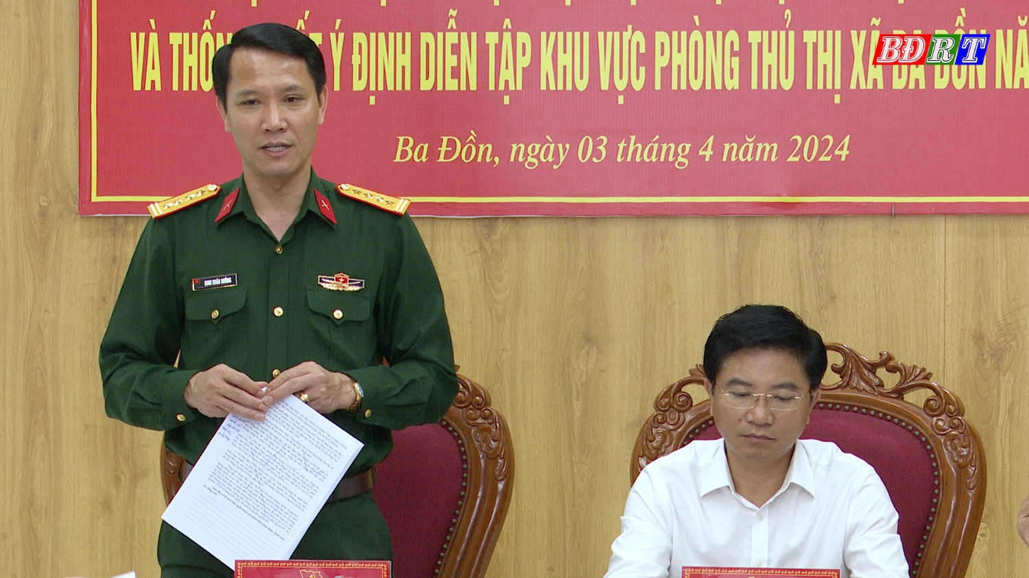 Đại tá Đinh Xuân Hướng Phó Bí thư Đảng ủy Chính ủy Bộ CHQS tỉnh phát biểu tại hội nghị