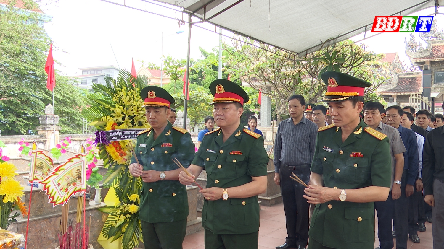 Đại tá Trương Như ý Phó Chính ủy Bộ CHQS tỉnh cùng các đồng chí trong đoàn công tác của Bộ CHQS tỉnh thành kính dâng hương