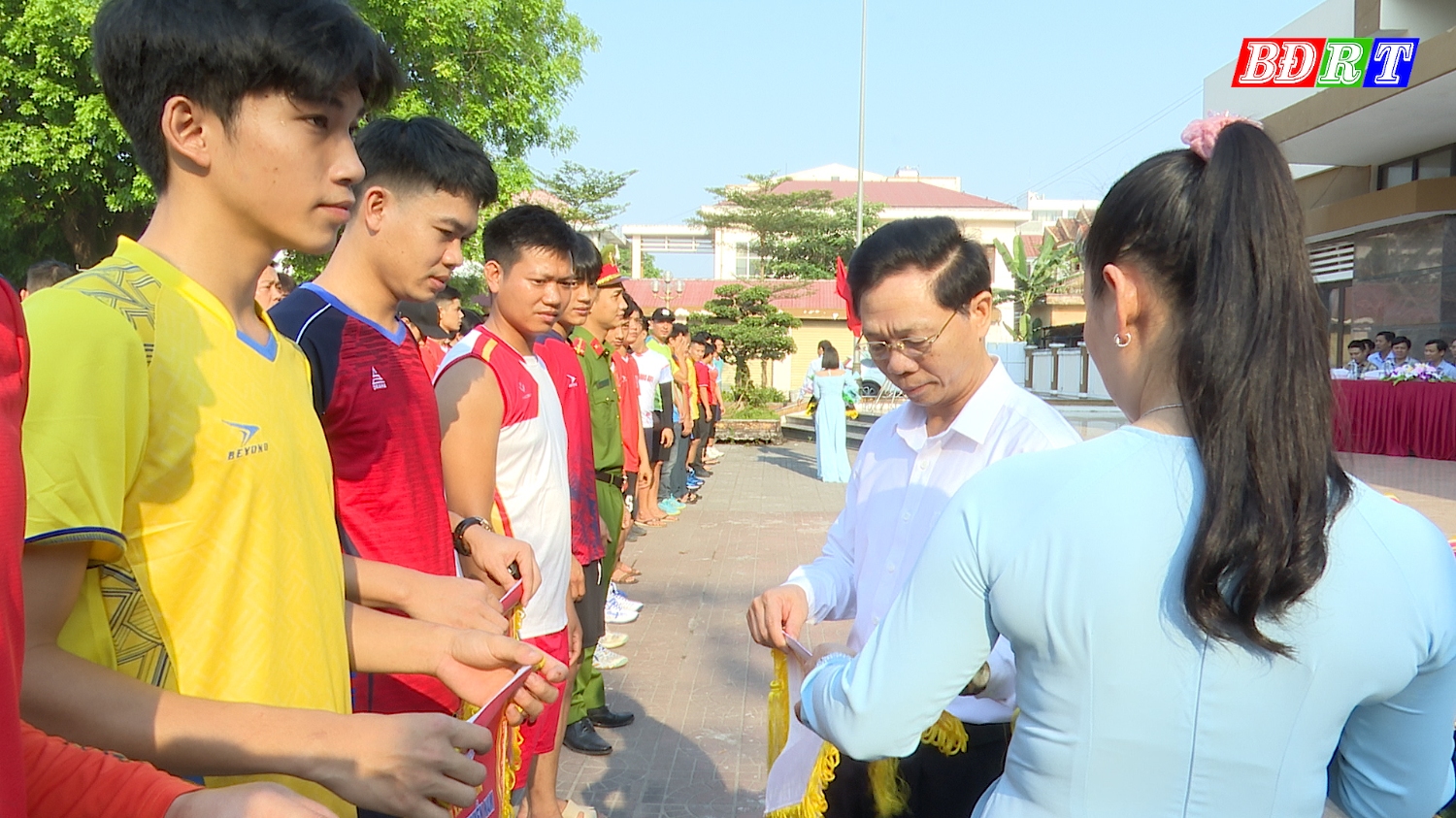 Đồng chí Cao Xuân Đức, UVTV Thị ủy Trường Ban Tuyên giáo Thị ủy trao tặng hoa các đội tham gia thi đấu