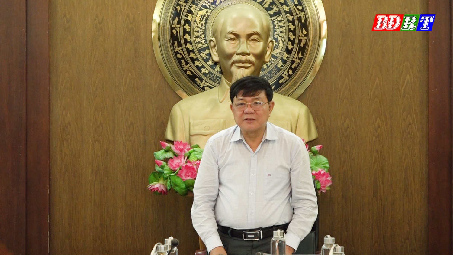 Đồng chí Đoàn Minh Thọ PBT Thị ủy Chủ tịch UBND thị xã phát biểu kết luận hội nghị