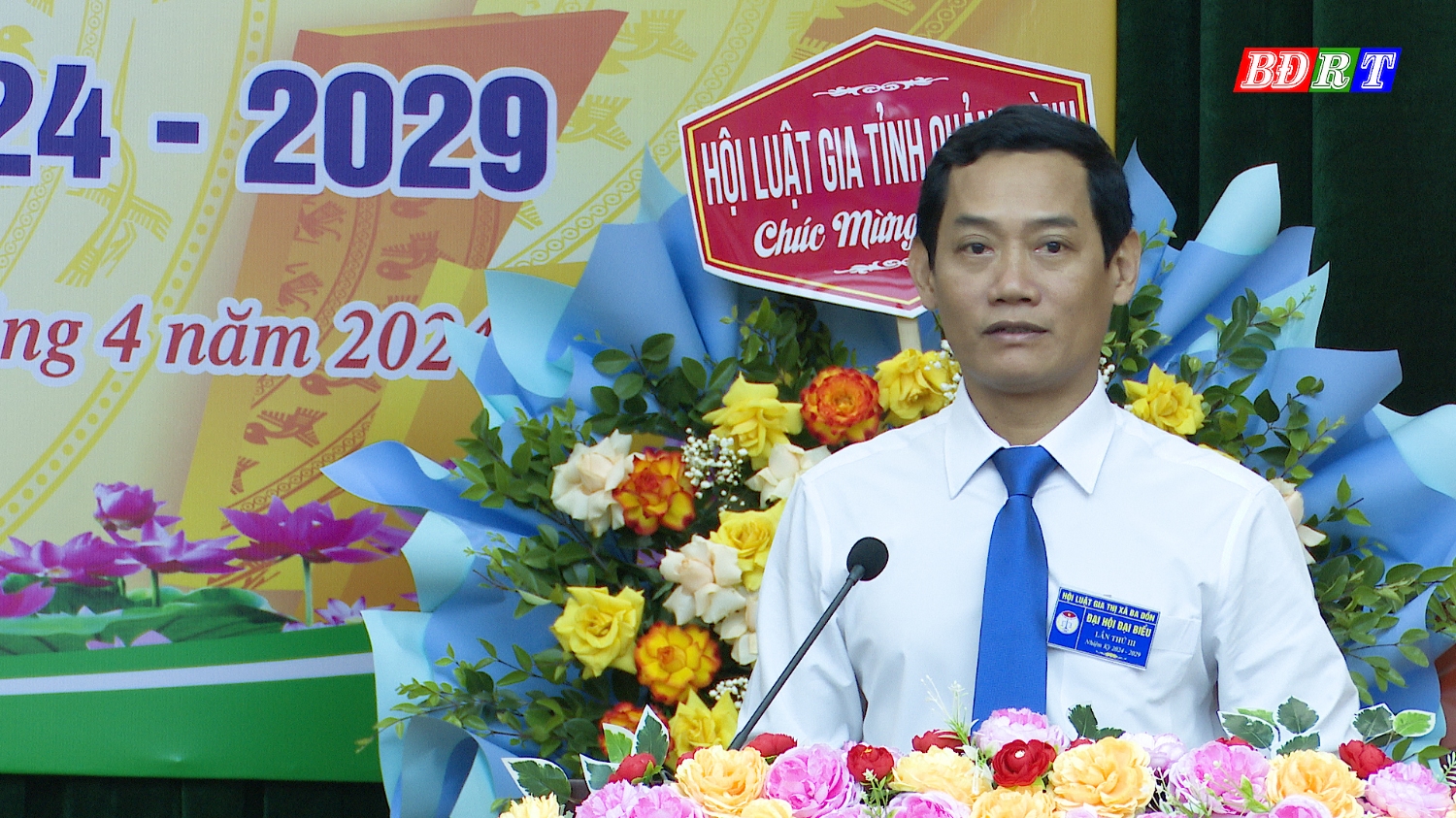 Đồng chí Nguyễn Văn Tình, Phó Chủ tịch UBND thị xã phát biểu tại hội nghị