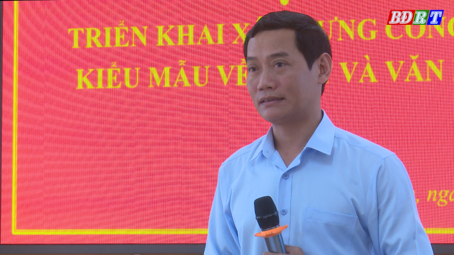 Đồng chí Nguyễn Văn Tình ThUV Phó Chủ tịch UBND thị xã phát biểu tại hội nghị