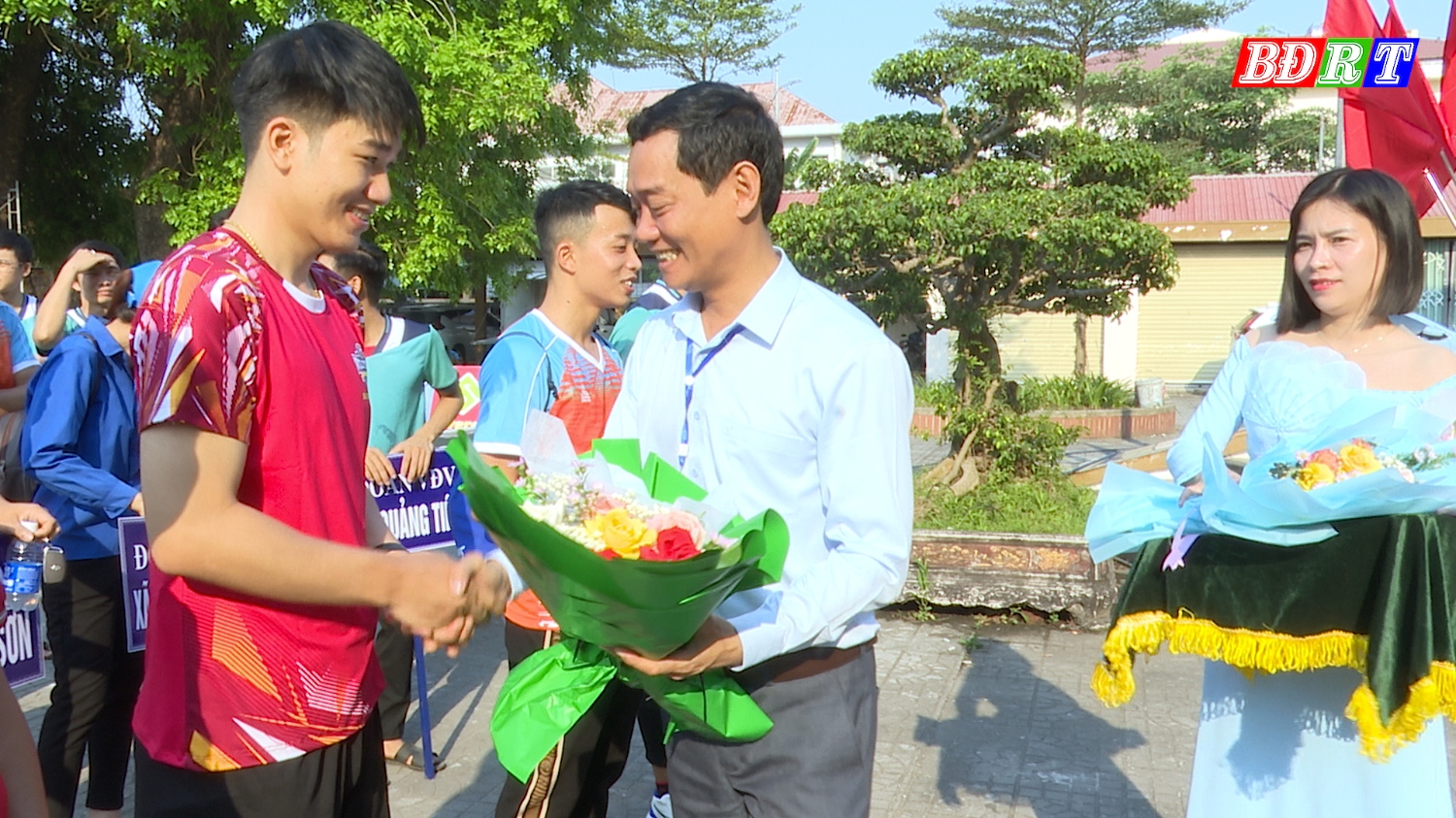 Đồng chí Nguyễn Văn Tình, ThUV Phó Chủ tịch UBND thị xã trao tặng cờ lưu niệm các đội bóng