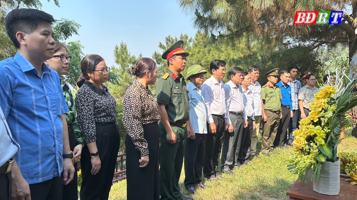 Lãnh đạo thị xã Ba Đồn dâng hương tại mộ Đại tướng Võ Nguyên Giáp