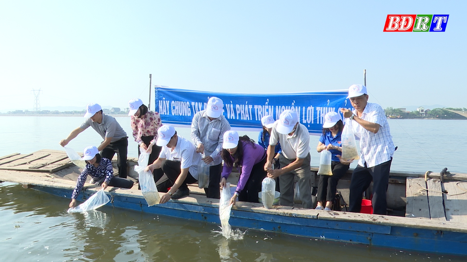 Thị xã Ba Đồn thả hơn 460 000 nghìn tôm, cá giống tái tạo nguồn lợi thủy sản