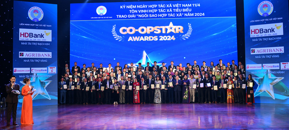 Trao Giải thưởng Ngôi sao Hợp tác xã năm 2024 “Co-opStar Awards 2024” cho 100 HTX tiêu biểu (Ảnh: Vietnamnet)
