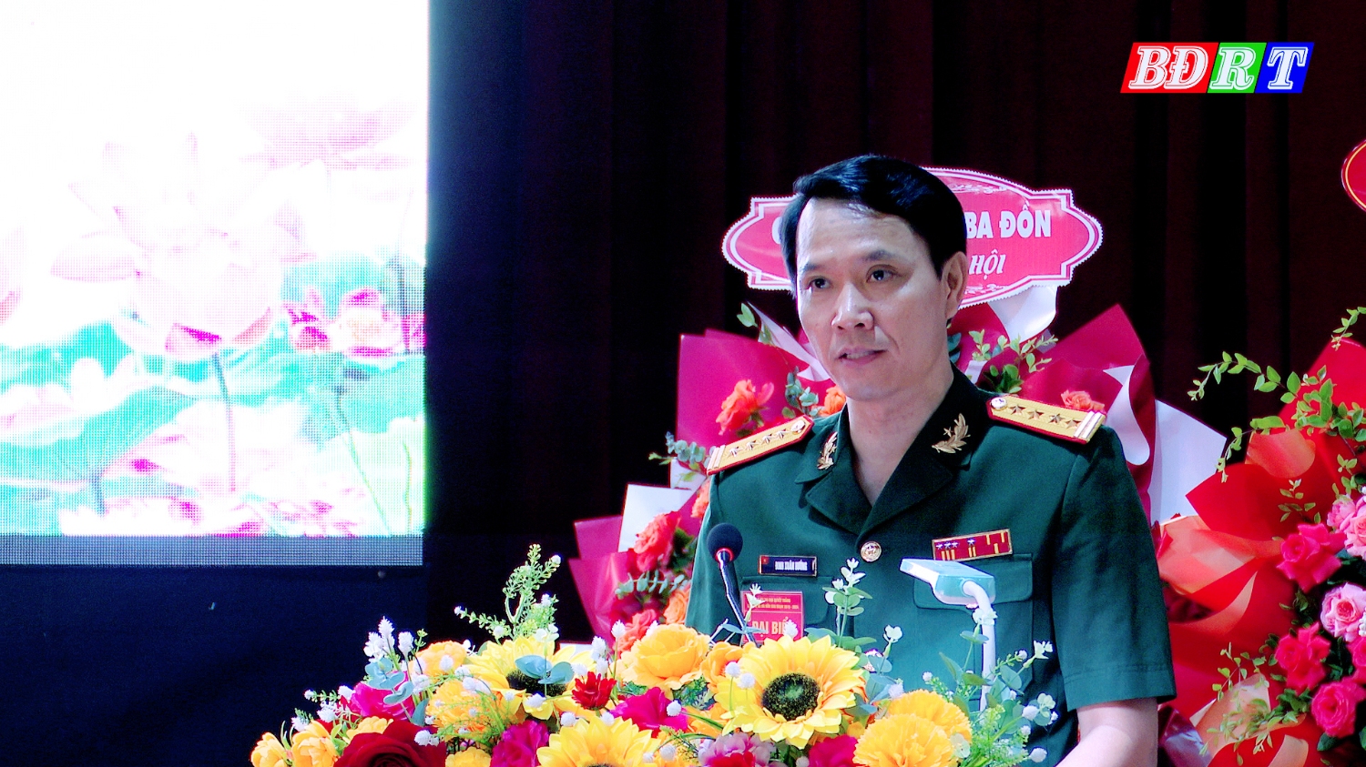 Đại tá Đinh Xuân Hướng, Chính ủy Bộ Chỉ huy Quân sự tỉnh phát biểu tại đại hội